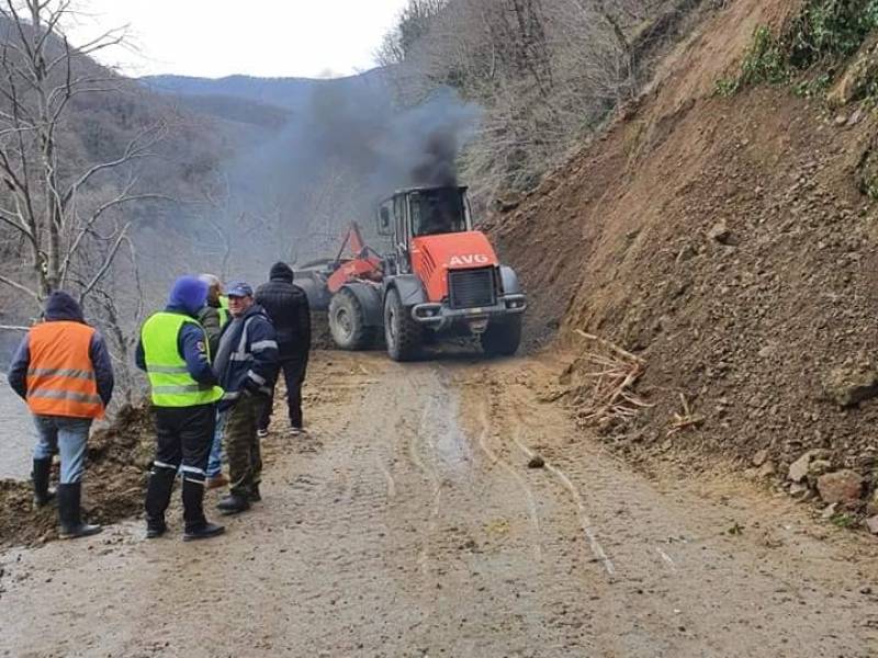 IMAGEრაჭა-ლეჩხუმი - ქვემო სვანეთისლაიდერი ცაგერის მუნიციპალიტეტში დამეწყრილი გზის...